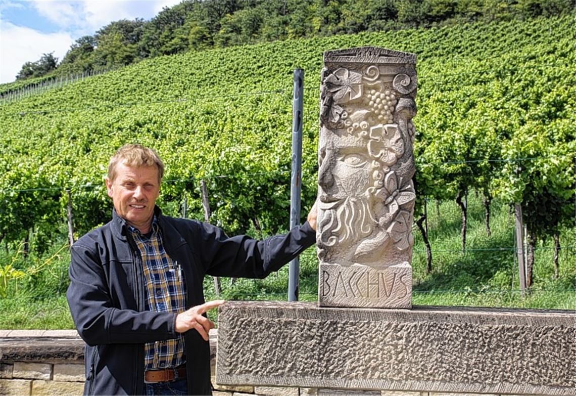Martin Werthwein, selbstständiger oenologischer Berater und Vorstandsmitglied der WG Diefenbach, neben einem anderen Rebensaftexperten, dem Weingott Bacchus. Fotos: Sadler