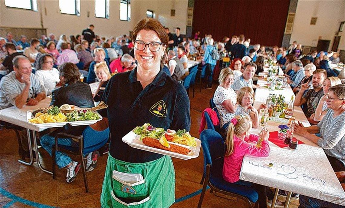 Fischessen zieht die Massen nach Enzberg Fischessen zieht die Massen nach Enzberg