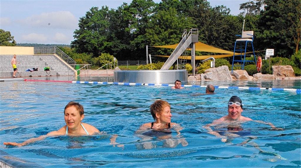 Schwimmer trotzen den kühlen Temperaturen