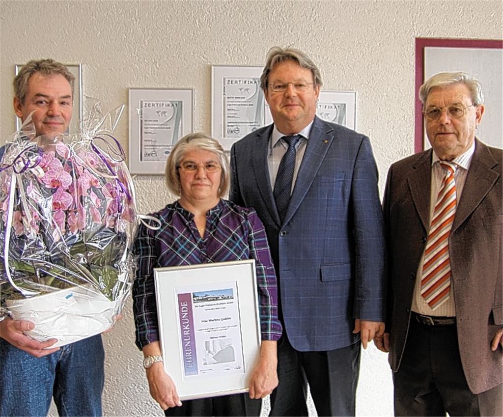 Martina Ljubisic wird für ihre langjährige Mitarbeit von Seniorchef Richard Kugel (v. re.) und Geschäftsführer Jochen Kugel geehrt. 