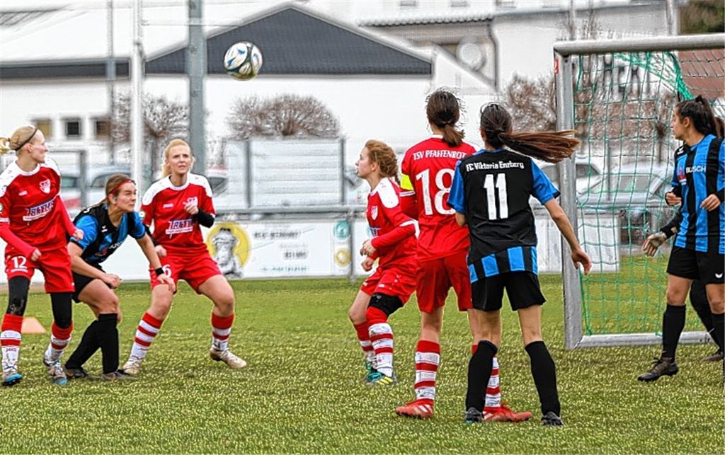 Martina Vogel (2. v.li.), steht in der zweiten Hälfte bei einem Eckball richtig und köpft das Leder unhaltbar ins Tor ein.Foto: Huber