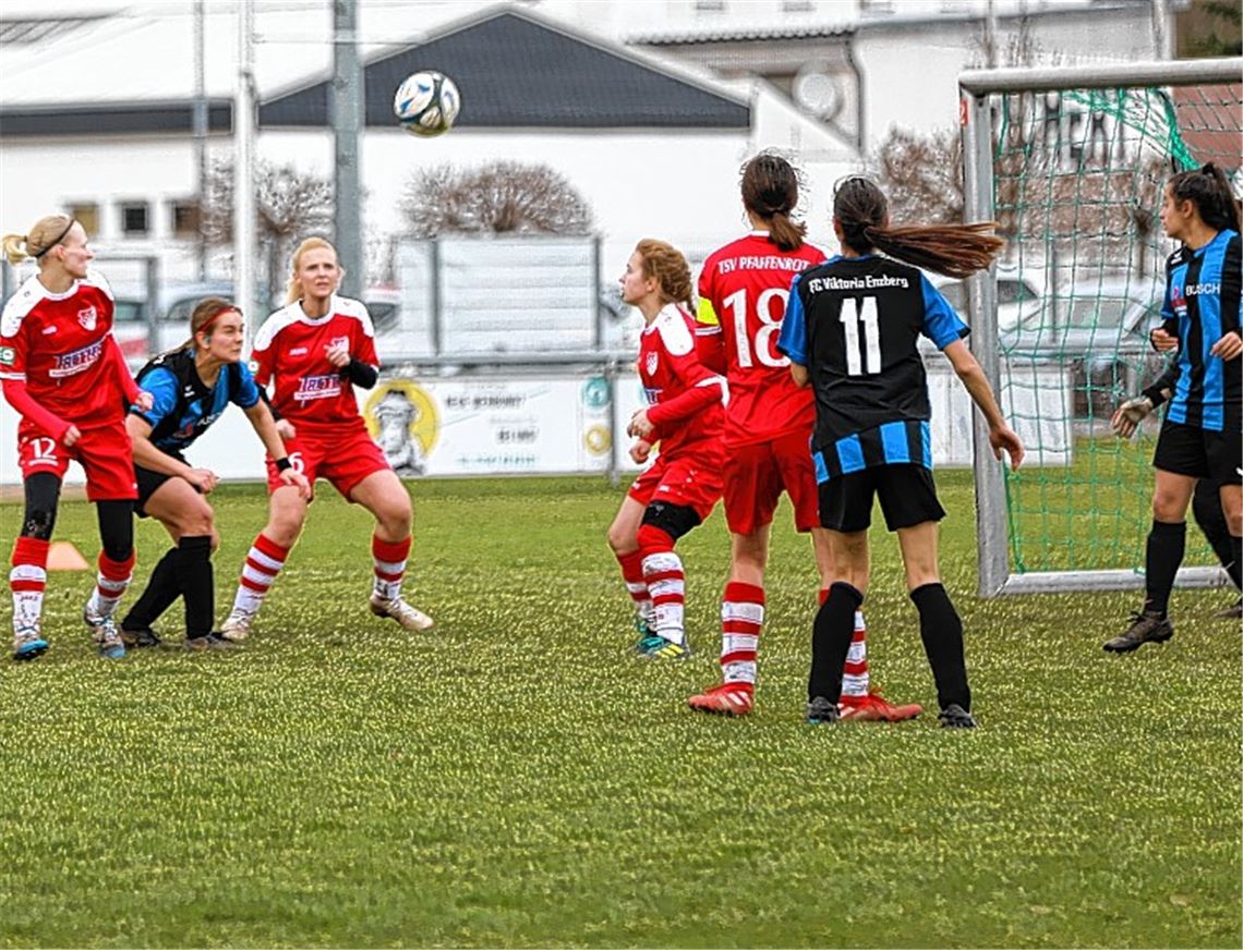 Martina Vogel (2. v.li.), steht in der zweiten Hälfte bei einem Eckball richtig und köpft das Leder unhaltbar ins Tor ein.Foto: Huber
