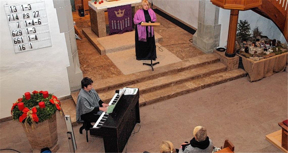 Martina di Tempio begeistert mit ihrer jugendlich-dramatischen Sopranstimme, am Klavier wird sie begleitet von Dorothea Schwarz vom Staatstheater Stuttgart.