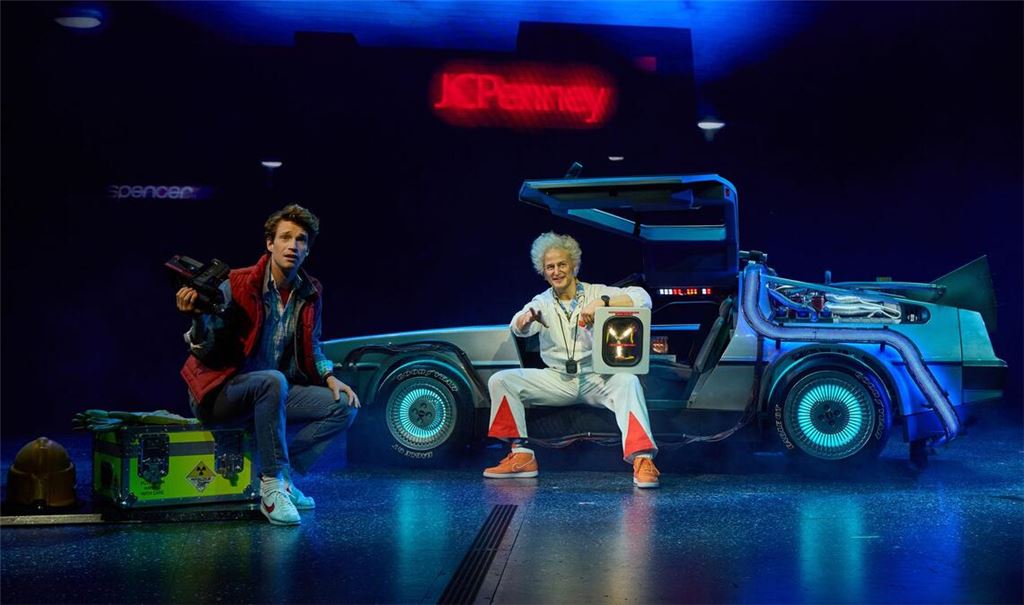 Marty McFly und Doc Brown brauchen mit ihrem Kultauto in der Zukunft keine Straßen.