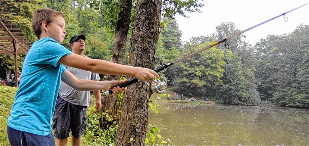 Marvin Bromm (li.) übt mit Jugendwart Michael Meschar den richtigen Auswurf. 