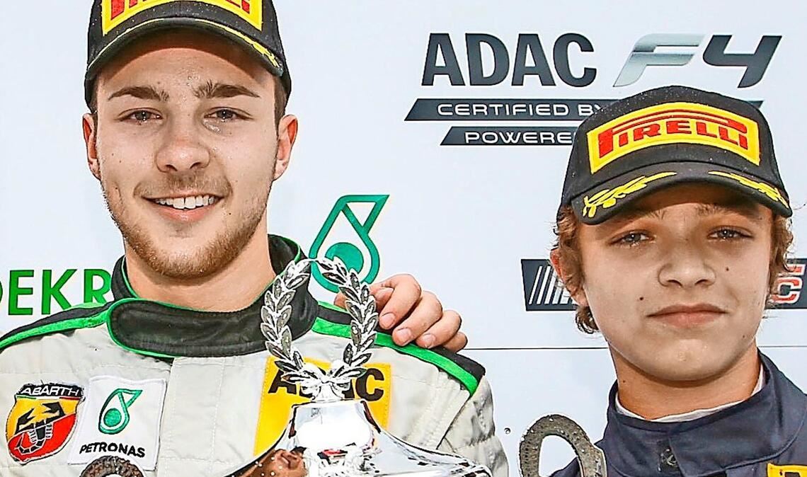 Marvin Dienst (links) und Lando Norris im August 2015 bei einer Siegerehrung der Formel 4 am Nürburgring.