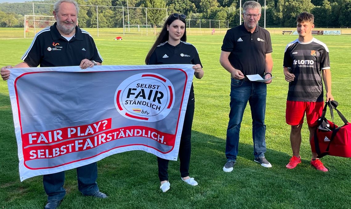 Faire Geste: Verband zeichnet Sportfreunde-Kicker aus Marvin Schnelle wird von bfv-Verantwortlichen ausgezeichnet. Foto: privat