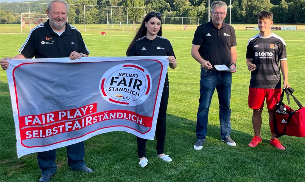Marvin Schnelle wird von bfv-Verantwortlichen ausgezeichnet. Foto: privat