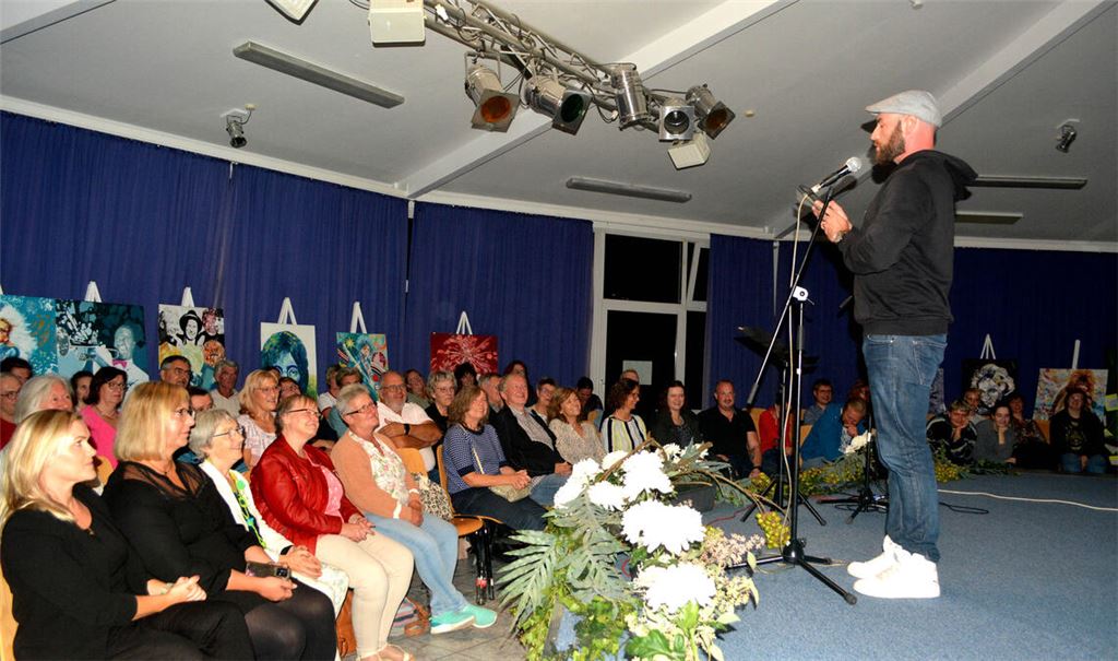Marvin Suckut spricht über das ästhetische Empfinden von Mann und Frau. Er ist einer der Protagonisten der Show, zu der Kinga Golomb eingeladen hat. Foto: Stahlfeld