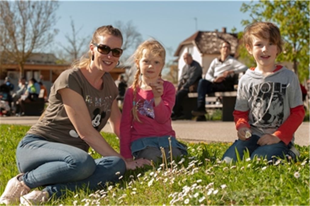 Mary Pendelin und ihre Kinder Linn und Noah (v.li.) finden Gänseblümchen.