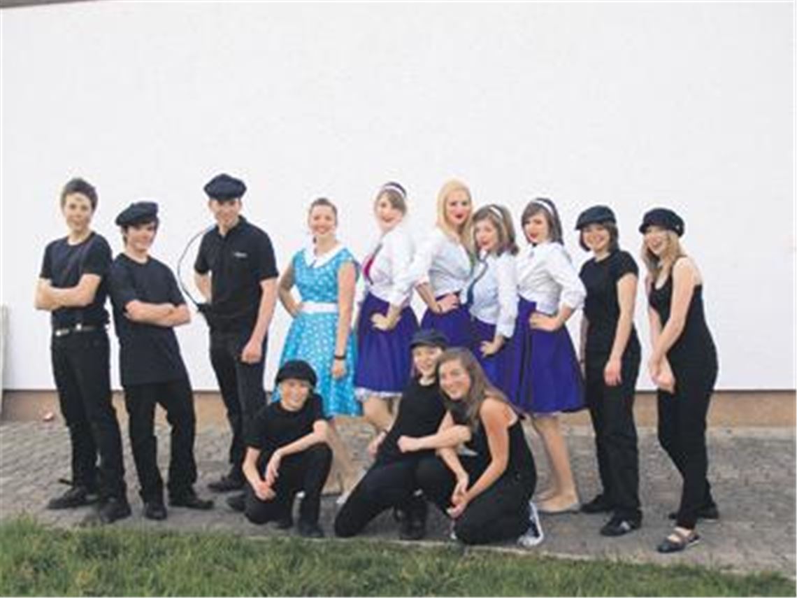 Mary Poppins lässt grüßen: Die Darsteller des Musikvereins Enzberg proben eifrig für ihre große Musical-Show am 16. April im Mühlehof. 
Foto: Filitz