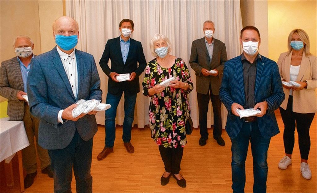 Maskiert bei der Übergabe von Mund-Nasen-Schutzmasken (v.li.): Rotarier Siegfried Gerst, Johanneshaus-Geschäftsführer Michael Blank, Rotarier Michael Craiss, Angelika Tradowsky (Bewohnerrat), Rotarier Jürgen Kurz, Rotary-Präsident Klaus Notter und Jasmina Hrustic (Pflegedienst).Foto: Fotomoment