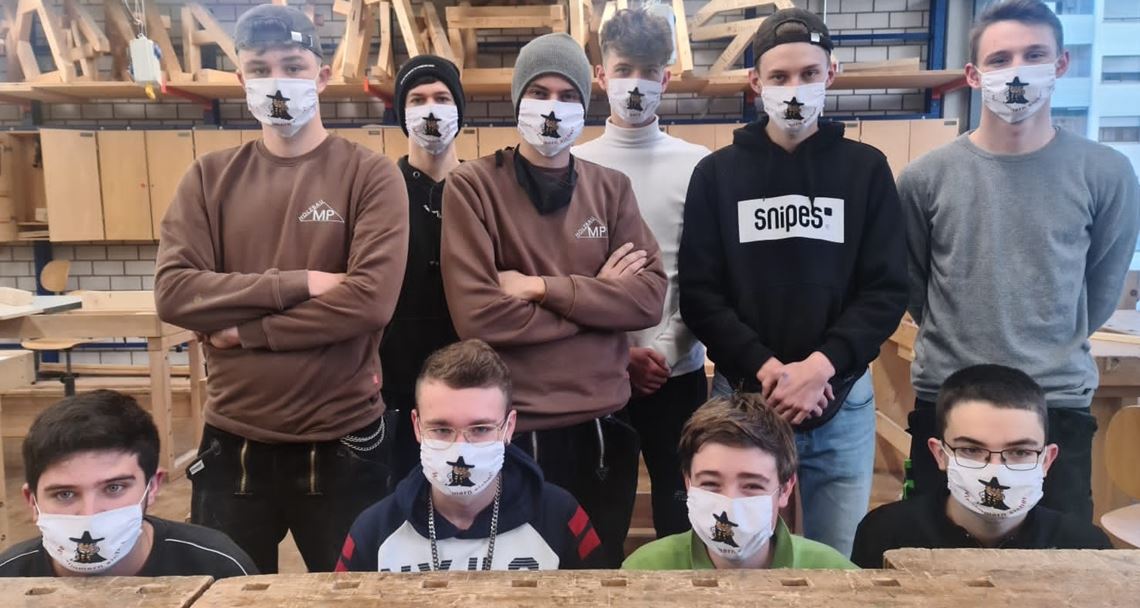 Zimmerer-Innung stattet Lehrlinge mit Masken aus Maskierte Nachwuchs-Zimmerer. Foto: privat
