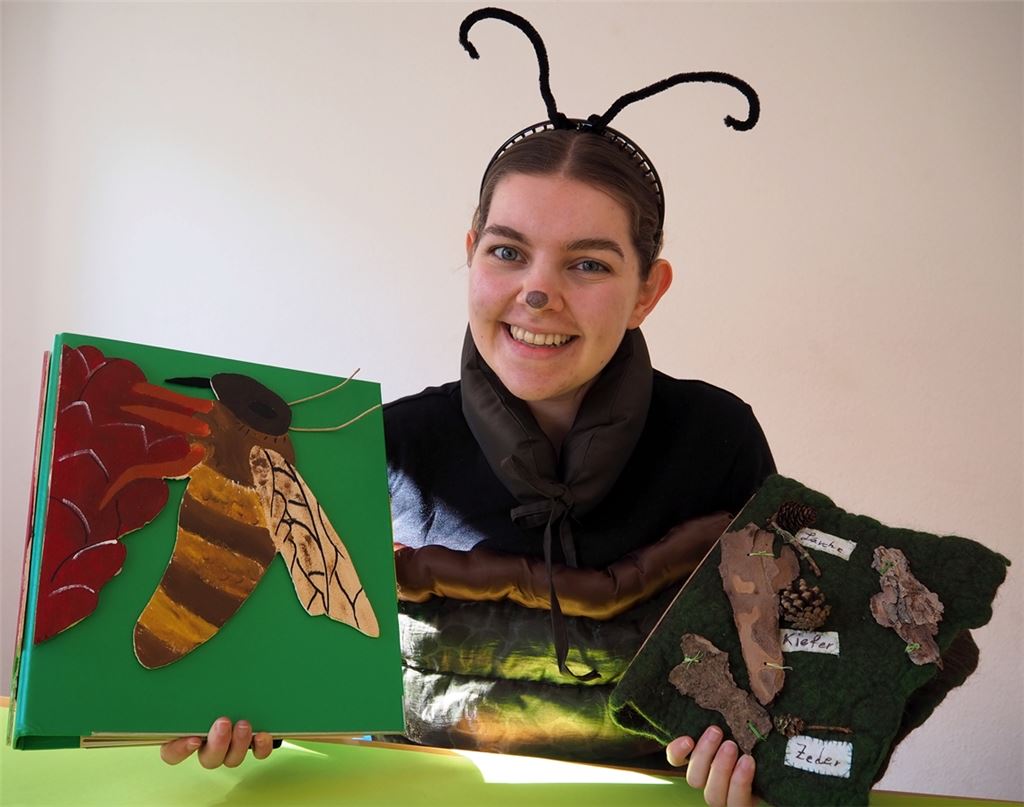 Maskottchen „Manfred Mistkäfer“ präsentiert die preisgekrönten Naturtagebücher von Lilith Wemßen und Jann und Lea Eifried. Foto: Marlene Kirschbaum/BUNDjugend BW