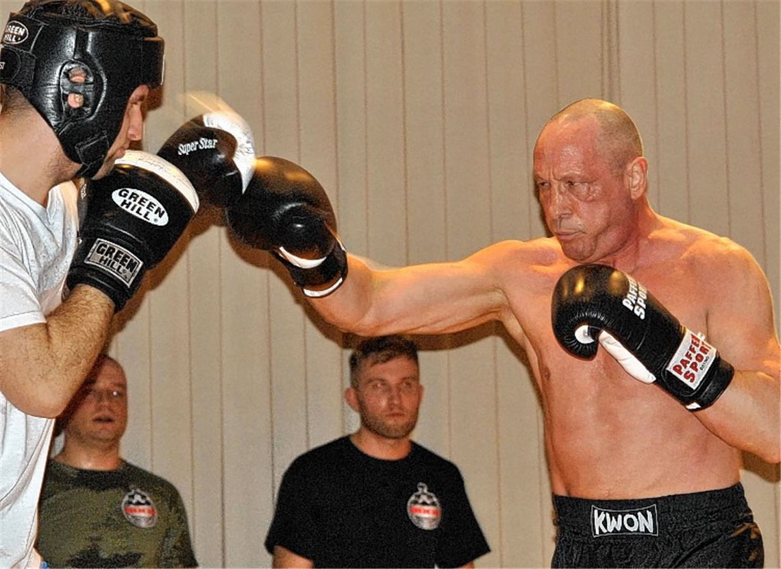 Maß nehmen: Noch ist es nicht Henry Maske. Porsche-Betriebsratschef Uwe Hück (linkes Bild, re.) demonstriert in Lomersheim sein Können als Boxer und Thai-Boxer. Einer von zwei dicken Spendenschecks: Klaus-Peter Böhringer überbringt im Namen der Rolf-Scheuermann-Stiftung 4914,70 Euro für eine Beschallungsanlage (rechts oben). Das neue Ehrenmitglied Isabella Kinzinger und der neue Träger bronzenen Jugendleiter-Ehrennadel des Württembergischen FußballverbandesBernd Common (2.v.re.) mit den Vorsitzenden Gerd Thieme, Ulrich Rümmelin und Karlheinz Mannhardt.