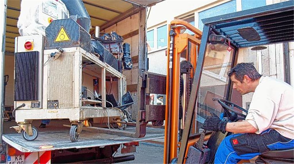 Maßarbeit: Aldo Caracciolo verlädt das sperrige Fundstück auf den Lkw.