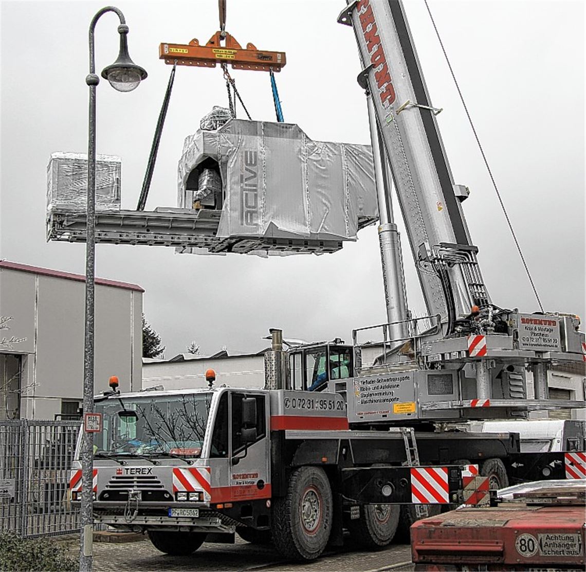 Maßarbeit: Die 30 Tonnen schwere Spezialmaschine wird vom Tieflader gehievt.