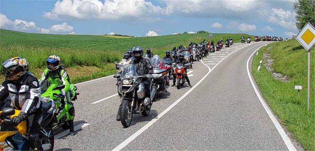 Massenauftrieb der Motorradfahrer: Szene von der Premiere des Bikertags 2010.
