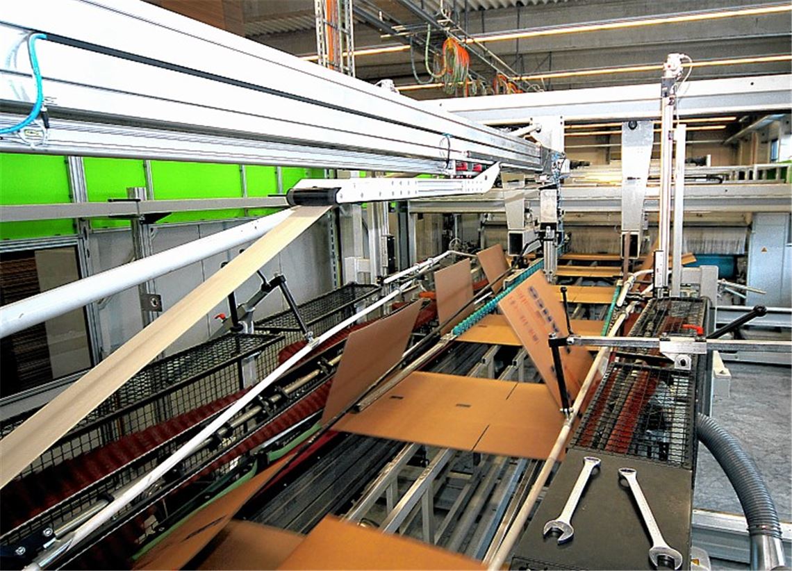 Maßgenau für jegliche Kundenanforderungen werden auf der neuen Fertigungsstraße bei Sarow Verpackungskartonagen produziert.
