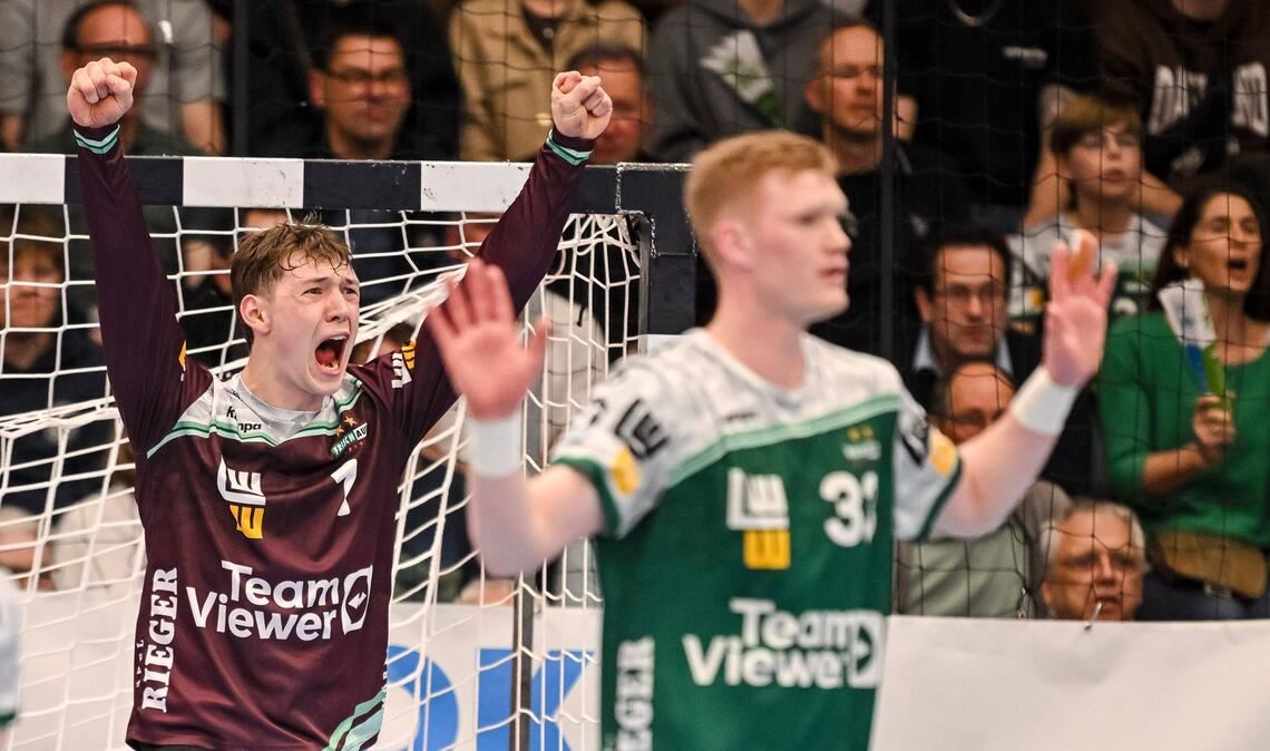 Matchwinner Julian Buchele (li.) und Kapitän Ymir Gislason: Frisch Auf fährt vor 4800 Zuschauern den Heimsieg ein.