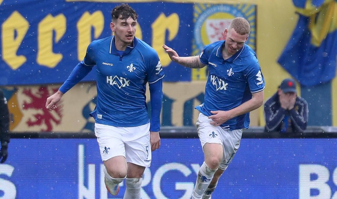 Matej Maglica (li.) freut sich mit Kai Klefisch über seinen 2:2-Ausgleichstreffer in Braunschweig.