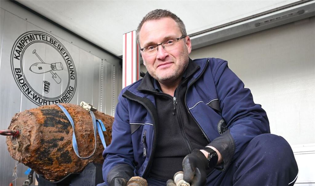 Mathias Peterle vom Kampfmittelbeseitigungsdienst Baden-Württemberg zeigt die entschärfte Weltkriegsbombe und deren Zünder.