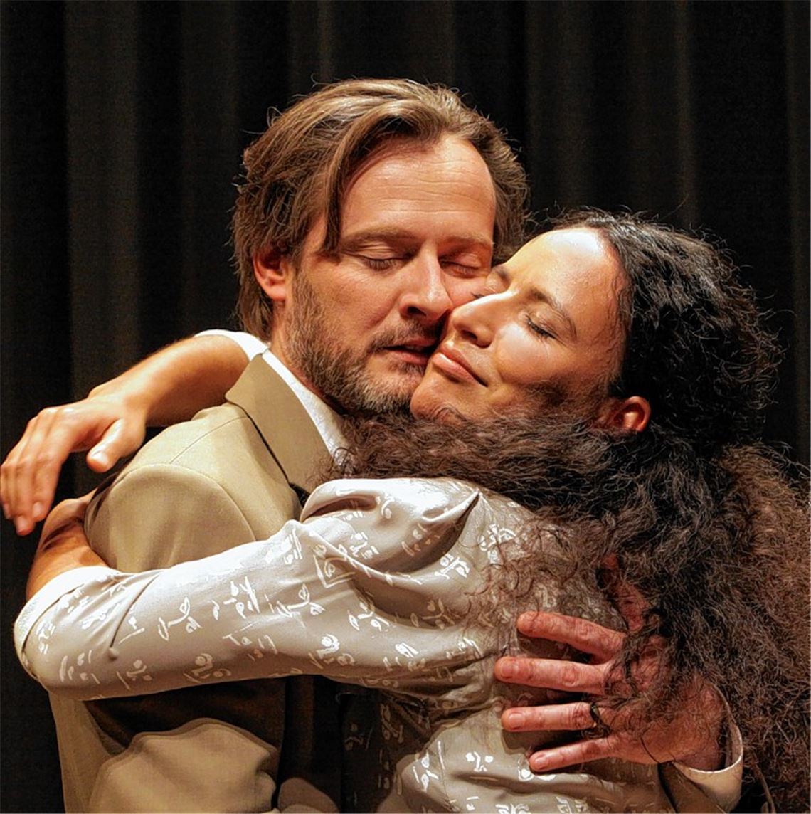 Mathias Reiter als Thomas und Rashidah Aljunied als Gerda.