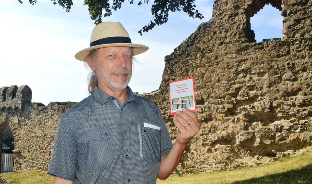 Mathias Rosbund setzt sich für den Erhalt der Grenzsteine und ein Lapidarium ein, das in den Burganlagen der Löffelstelz entstehen könnte. Auf Rosbunds Roter Liste stehen die eingelagerten Grenzsteine. Fotos: Stahlfeld