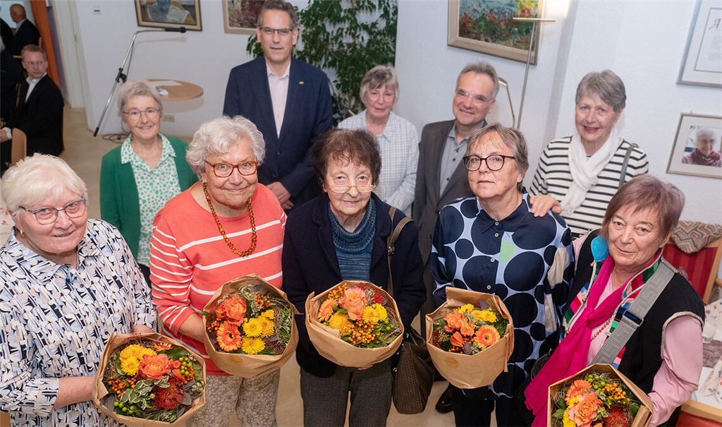 Mathilde Bittner, Renate Fricke, Ursula Galli, Barbara Knöller und Helga Weißert (v. li.) vom Singkreis werden geehrt. Foto: Fotomoment
