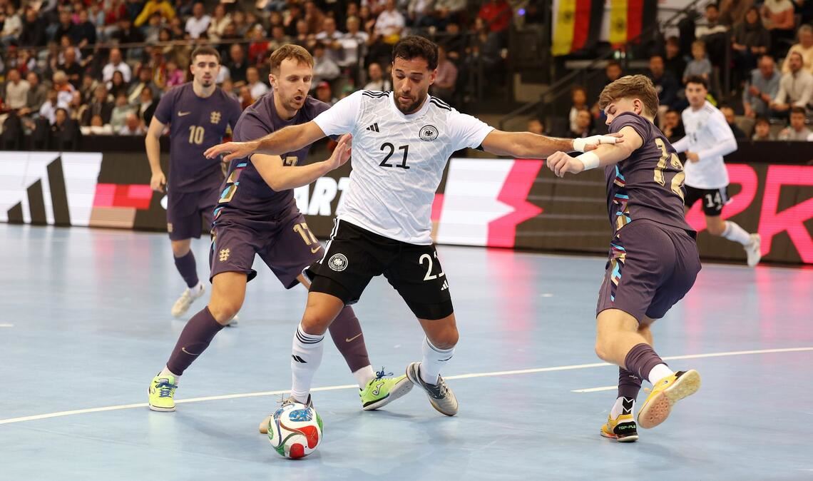 Matías Block mit dem Schussversuch, der von Tyler Cook (re.) geblockt wird