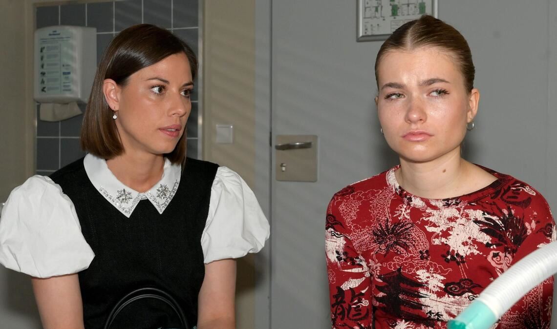 Matilda (Anna-Katharina Fecher, l.) merkt, dass Johanna (Charlott Reschke) mit den Nerven am Ende ist.