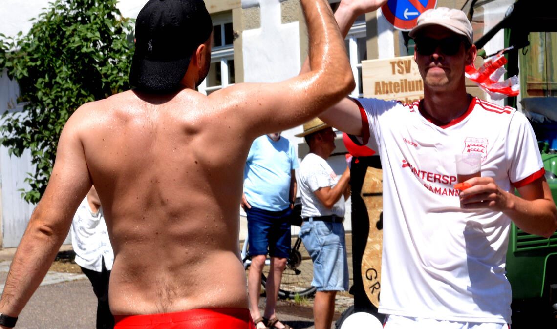 Matteo Kazenmaier trägt Badehose