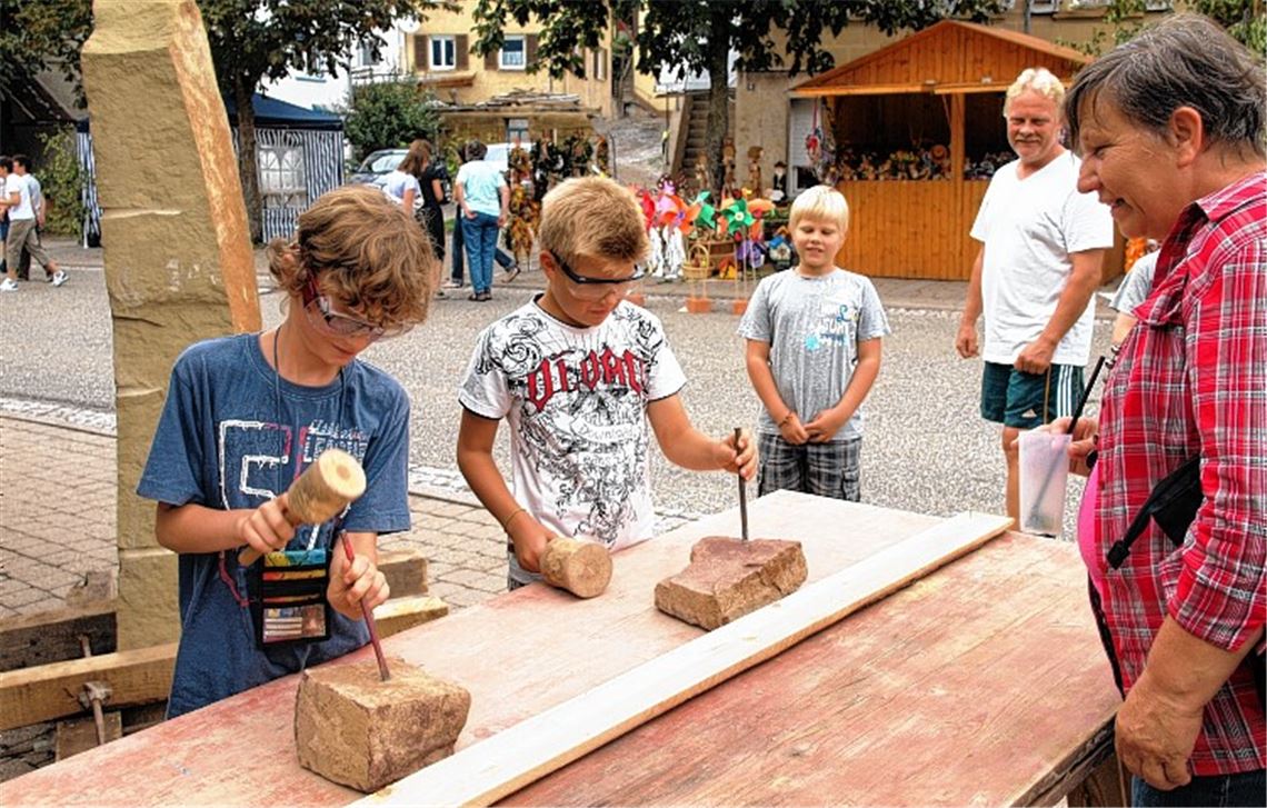 Mattes Sonntag und Adrian Lacasse (v.li.) versuchen sich als Steinmetze. Fotos: Appich