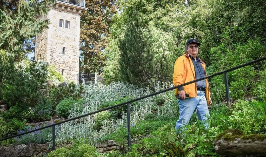 Matthias Busch vom Geschichtsverein Pro Alt-Cannstatt im eher unbekannten Daimler-Garten in Bad Cannstatt. Die Anlage wurde einst vom Stuttgarter Landschaftsarchitekten Albert Lilienfein entworfen und gebaut.