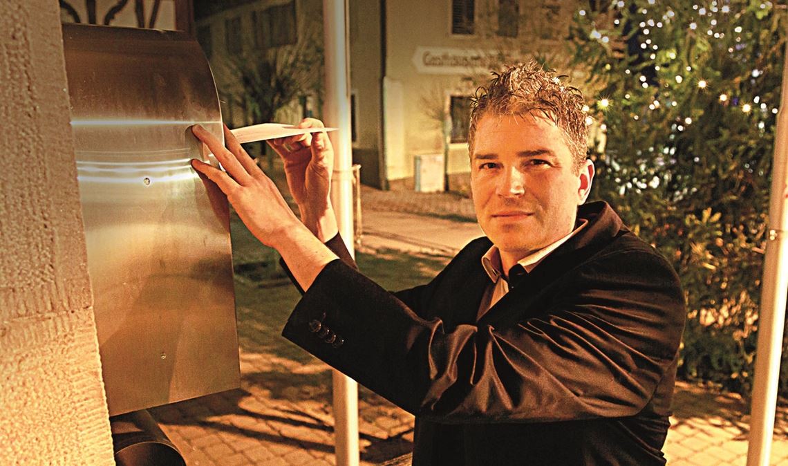 Matthias Enz, Herausforderer seines langjährigen Vorgesetzten Karlheinz Oehler im Wiernsheimer Bürgermeister-Wahlkampf – hier beim Einwerfen seiner Bewerbungsunterlagen am Rathaus –, ist derzeit viel mit Wahlwerbung beschäftigt.