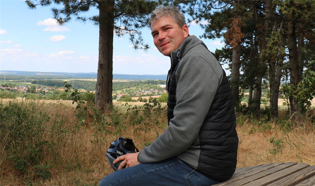 Matthias Enz ganz privat an seinem Lieblingsplatz zum Entspannen im Freien, der Himmelsliege oberhalb von Serres. Foto: Wewoda