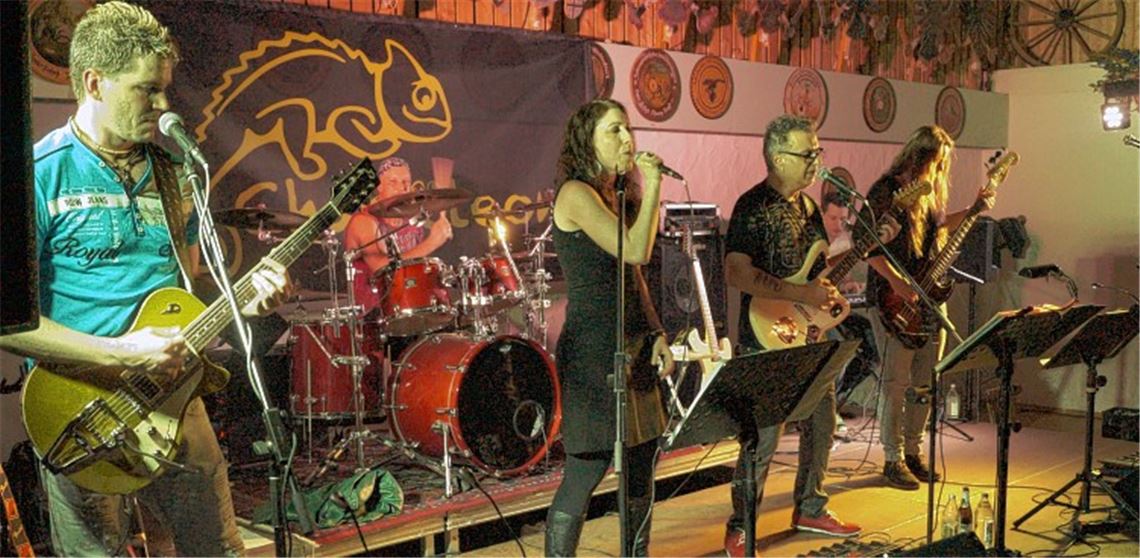 Matthias Enz (li.) und seine Bandkollegen von Chamëleon präsentieren ein breitgefächertes Repertoire.