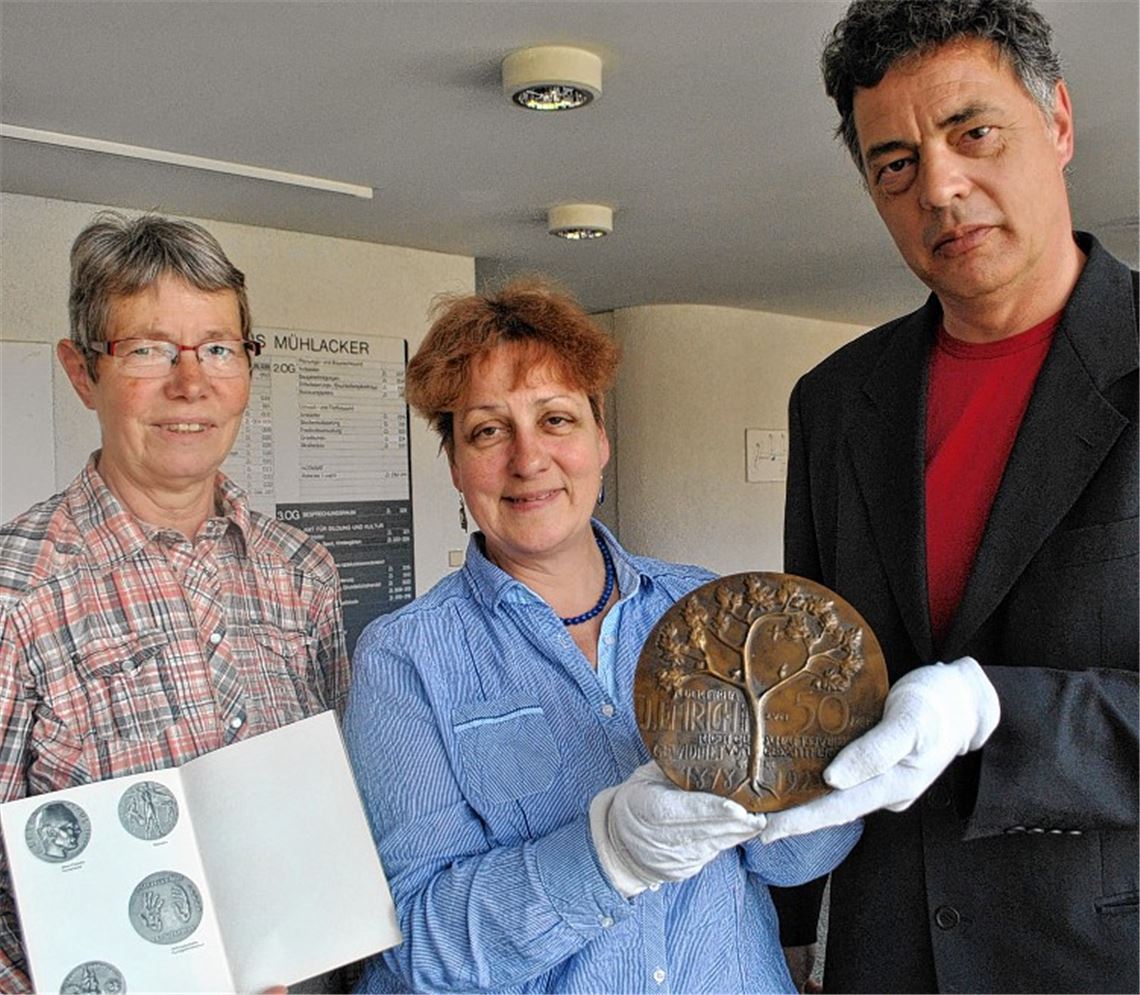 Matthias Giese übergibt die Medaille an Stadtarchivarin Marlis Lippik (re.) – eine Spende, die durch Christiane Bastian-Engelbert vom Historisch-Archäologischen Verein möglich wurde.