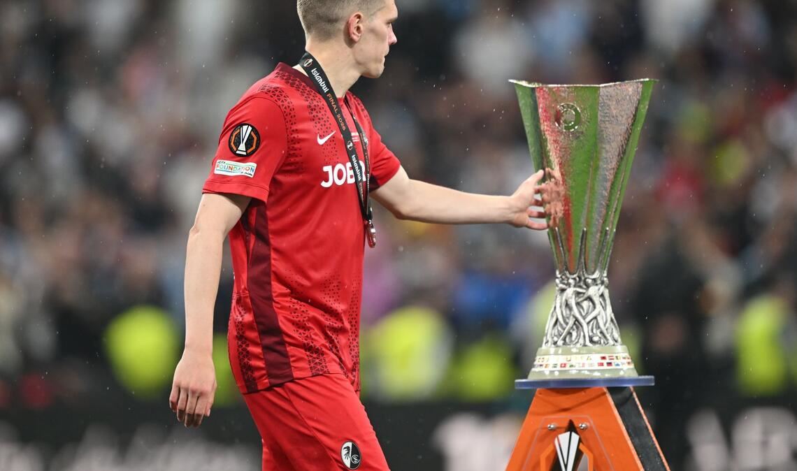 Matthias Ginter vom SC Freiburg geht nach der Niederlage gegen Aston Villa in der Europa League an der Trophäe vorbei.