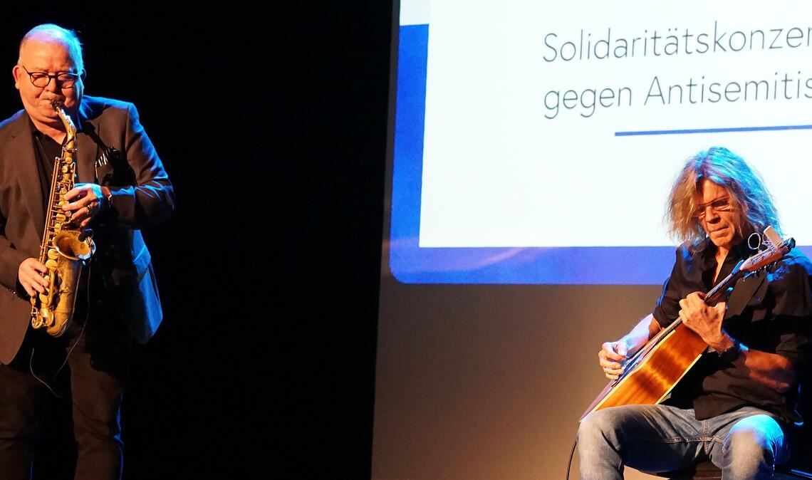 Matthias Hautsch (Gitarre) und Hans Draskowitsch (Saxofon) gehören zu den auftretenden Künstlern, die sensibel die Weltlage aufgreifen. Fotos: Bastian