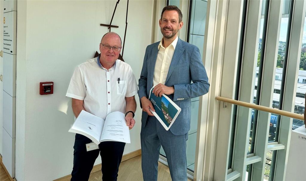 Matthias Keller, Leiter der Kämmerei, und Landrat Bastian Rosenau (re.) präsentieren das Haushaltskonsolidierungskonzept. Archivfoto: Goertz