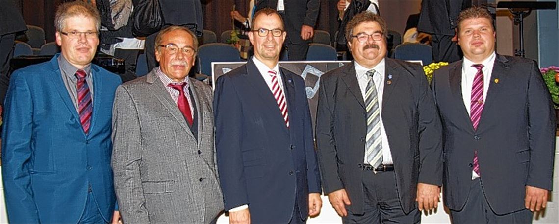 Matthias Klewar, Konrektor der UvD-Schule (v.li.), der frühere Liederkranz-Vorsitzende Rolf Leo, OB Frank Schneider, Peter Heinke, Vorsitzender der MGV-Chöre, und TuP-Vorsitzender Ralf Lauer.