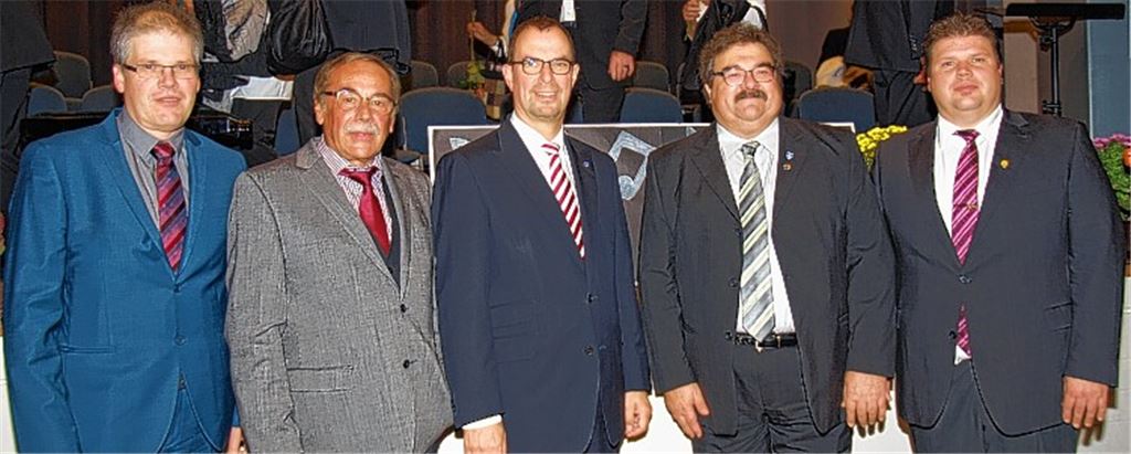 Matthias Klewar, Konrektor der UvD-Schule (v.li.), der frühere Liederkranz-Vorsitzende Rolf Leo, OB Frank Schneider, Peter Heinke, Vorsitzender der MGV-Chöre, und TuP-Vorsitzender Ralf Lauer.