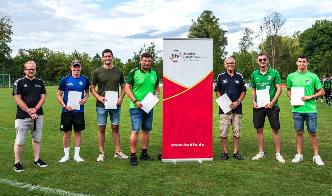 Matthias Lajer, der stellvertretende Kreisvorsitzende Ehrenamt im Fußballkreis Pforzheim, mit den Fußball-Helden und DFB-Ehrenamtskandidaten Marvin John, Thomas Barho, Roman Gichau, Thomas Wendt, Luis Kempe und Yannik Schäfer (v.li.).