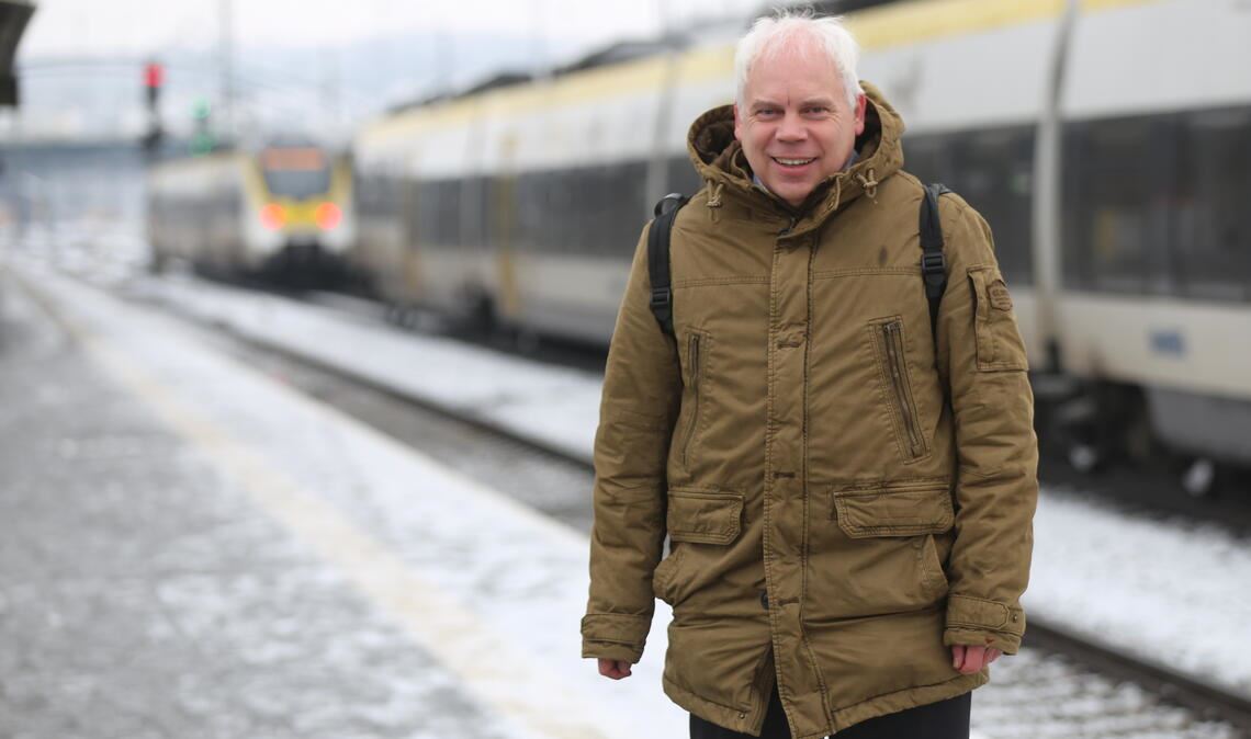 Matthias Lieb ist Qualitätsanwalt für den Bahnverkehr im Land. Am Bahnhof in Mühlacker hat er nur kurz Zeit fürs Foto, dann muss er mit dem Zug weiter. Foto: Disselhoff