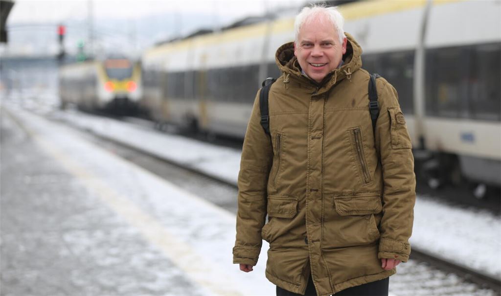 Matthias Lieb ist Qualitätsanwalt für den Bahnverkehr im Land. Am Bahnhof in Mühlacker hat er nur kurz Zeit fürs Foto, dann muss er mit dem Zug weiter. Foto: Disselhoff