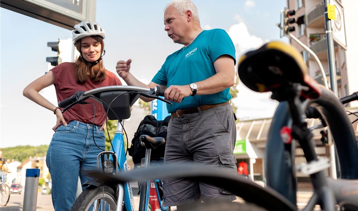Matthias Lieb vom VCD erklärt, wie es funktioniert. Die Pedelecs zum Ausleihen sind am Bahnhof Mühlacker stationiert. Foto: Fotomoment