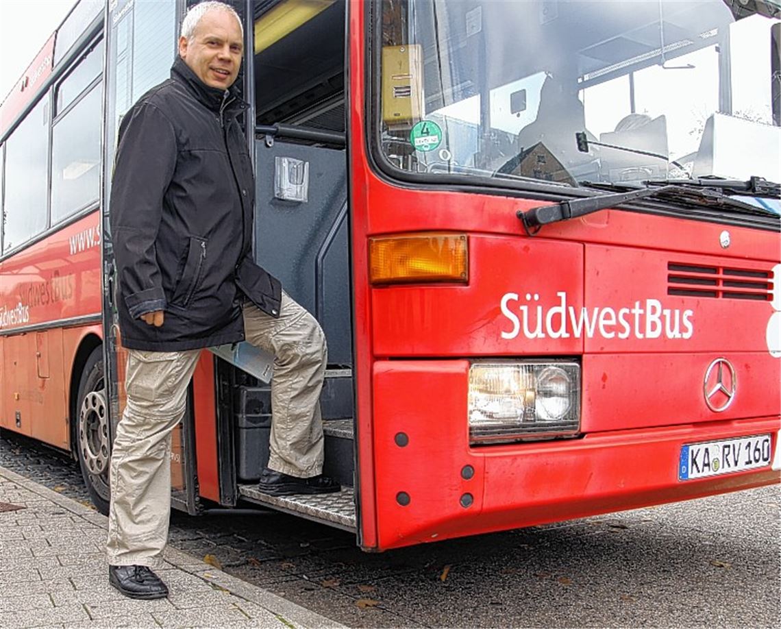 Matthias Lieb zeigt, dass Reisende beim Einstieg in Regionalbusse am Mühlacker Busbahnhof oft Stufen nehmen müssen. Im Stadtbusverkehr (re.) ist das Einsteigen schon wesentlich leichter und wäre sogar völlig barrierefrei möglich, wenn die Bussteige höher konzipiert worden wären. „Am neuen ZOB in Pforzheim sieht man, wie Barrierefreiheit mustergültig umgesetzt wird“, sagt Lieb.