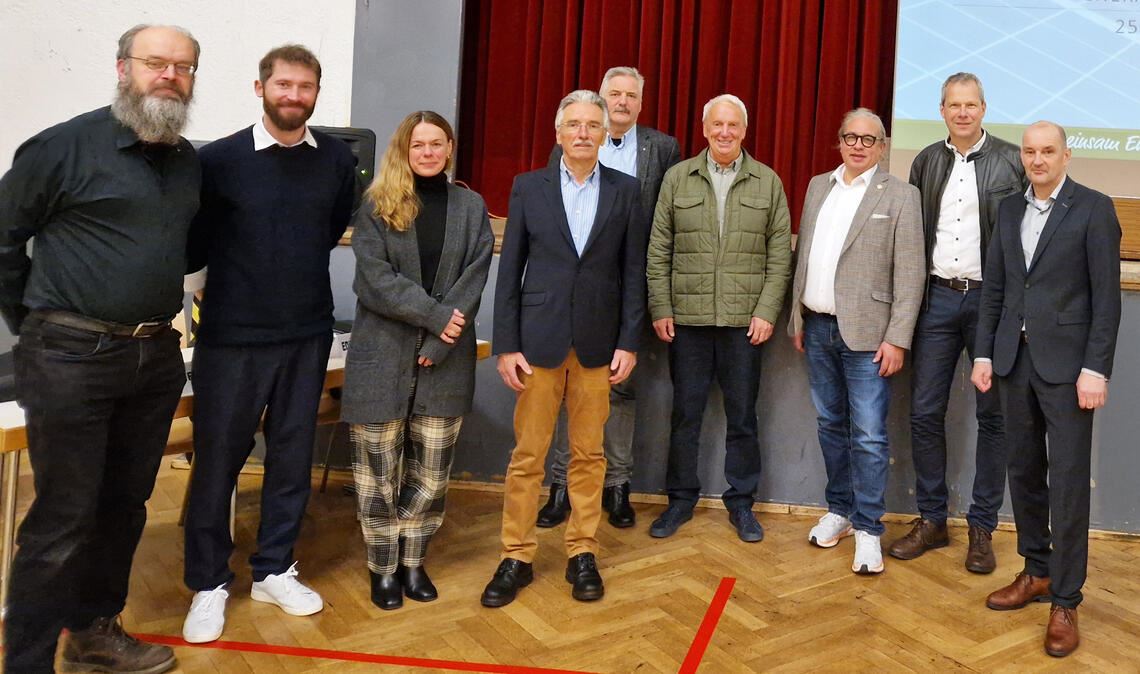 Matthias Maier (li.), Sören Genthner (Vorstand), Tanja Gerst (Aufsichtsrat), Edwin Neugebauer (Aufsichtsratsvorsitzender), Dr. Herbert Emmerich (Aufsichtsrat), Jürgen Pfeiffer (Aufsichtsrat), Jörg Schüle (Vorstand), Veit Kibele (Aufsichtsrat) und Roland Jans (Vorstand) können mit dem Geschäftsjahr 2023 sehr zufrieden sein. Foto: privat
