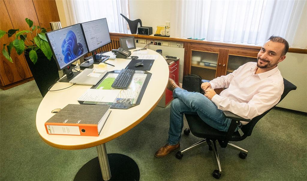 Matthias Speidel in seinem Büro im Ötisheimer Rathaus. „Vollumfänglich“ sei er gleich bei seinem Dienstantritt in seinem neuen Job angekommen, wie er betont. Foto: Fotomoment